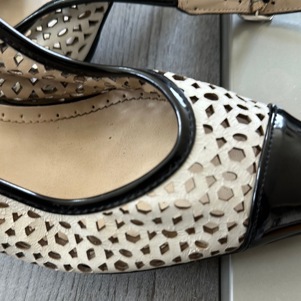 Adrienne Vittadini Black & Cream Pumps - Picture 6 of 6
